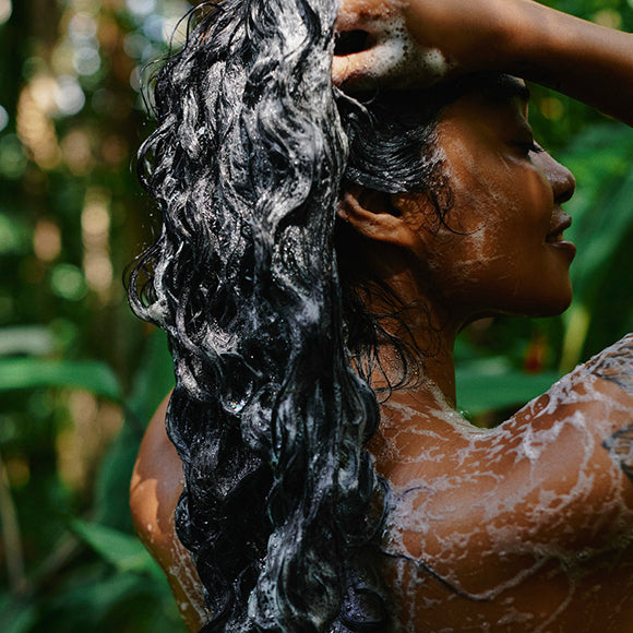 Your hair deeply clean, soft, and protected from roots to strands​Formulated with Murumuru butter from the Amazon Forest, this shampoo not only cleanses your hair without drying or harming the scalp but also leaves it moisturized and nourished. Additionally, it prepares the hair for the complete anti-damage treatment of the powerful Murumuru line.