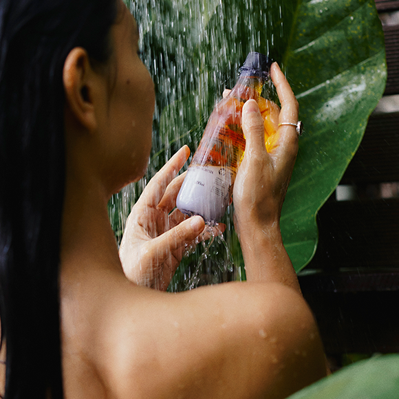 A bath ritual to reconnect with your bodyShake the product before use to blend the oils.Massage gently over clean wet skin in the bath or shower and enjoy the aromatic scent that fills the air.Rinse to remove excess oil. Pat the skin dry gently with a towel.Expert tip: complete the ritual with our Natura Ekos Tukumã Body Lotion, our anti-signs moisturizer, and the winner of the 2022 Allure Best of Beauty Clean Beauty Award.